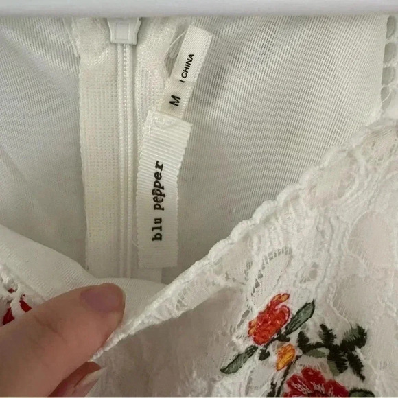 Blu Pepper White Lace Floral Embroidered Halter Dress Size Medium Lined C18 - Picture 5 of 9